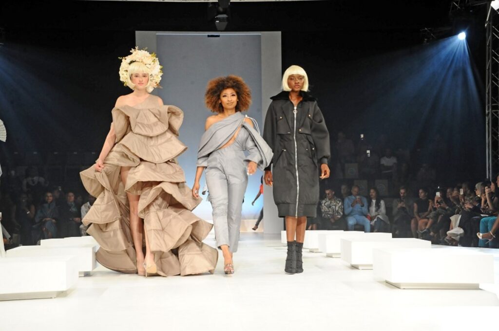Essie Apparel ya Enhle Mbali yo vula miṋango yayo lwa tshiofisi